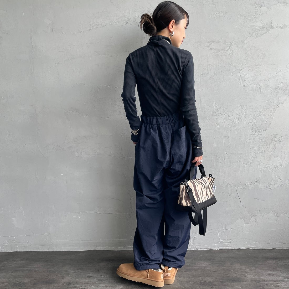 UMBRO [アンブロ] 別注 ナイロントラックパンツ [KBT126-NK-PT1-MS-JF] NAVY &&モデル身長：150cm 着用サイズ：S&&