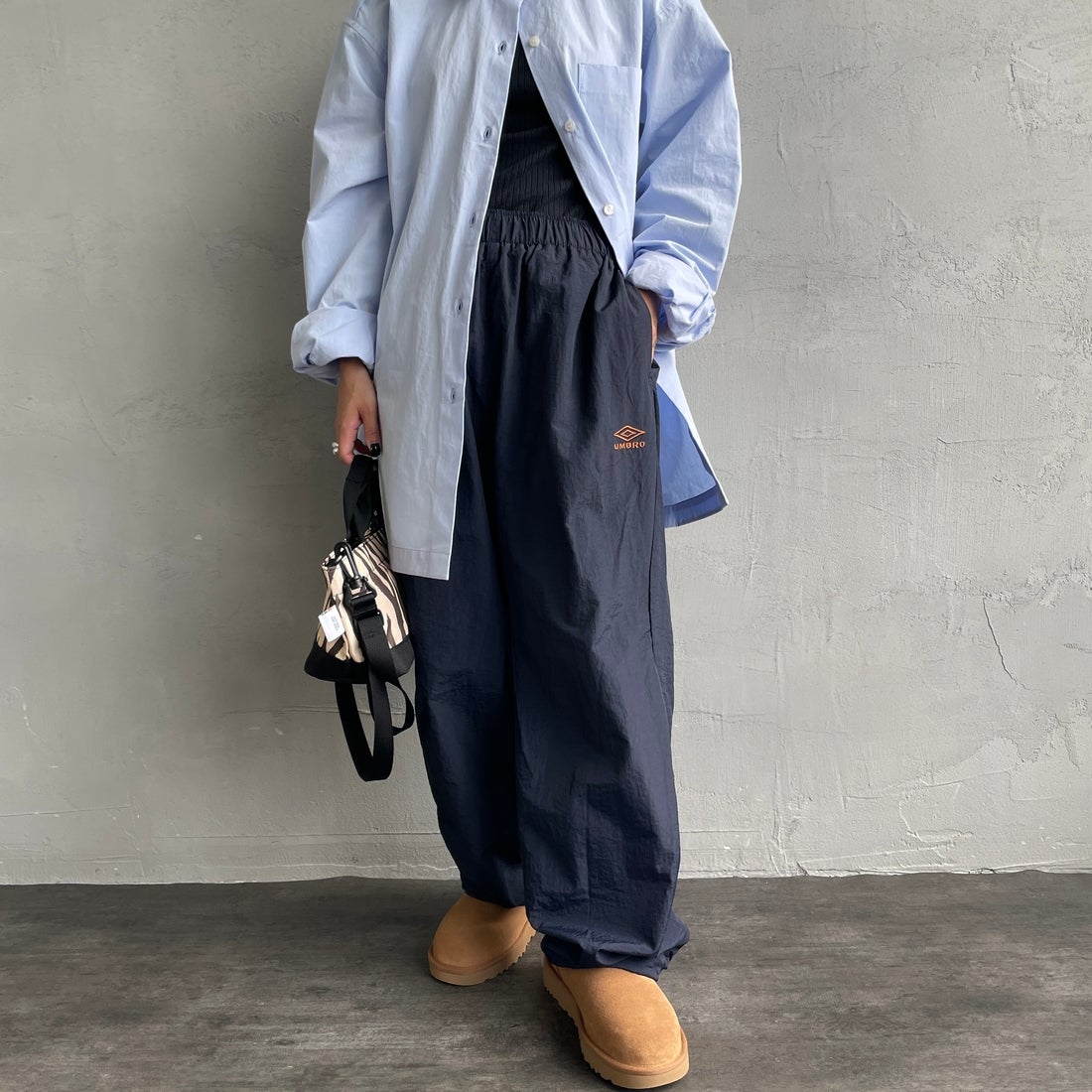 UMBRO [アンブロ] 別注 ナイロントラックパンツ [KBT126-NK-PT1-MS-JF] NAVY &&モデル身長：150cm 着用サイズ：S&&