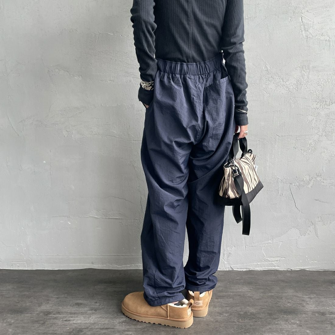 UMBRO [アンブロ] 別注 ナイロントラックパンツ [KBT126-NK-PT1-MS-JF] NAVY &&モデル身長：150cm 着用サイズ：S&&