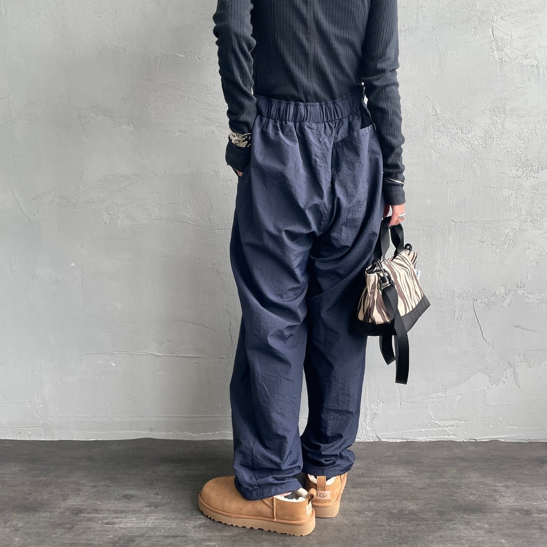 UMBRO [アンブロ] 別注 ナイロントラックパンツ [KBT126-NK-PT1-MS-JF] NAVY &&モデル身長：150cm 着用サイズ：S&&