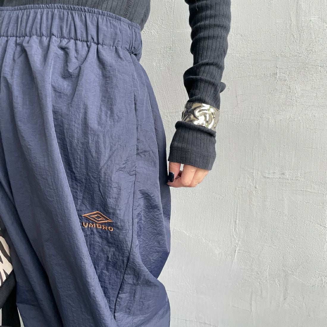 UMBRO [アンブロ] 別注 ナイロントラックパンツ [KBT126-NK-PT1-MS-JF] NAVY &&モデル身長：150cm 着用サイズ：S&&