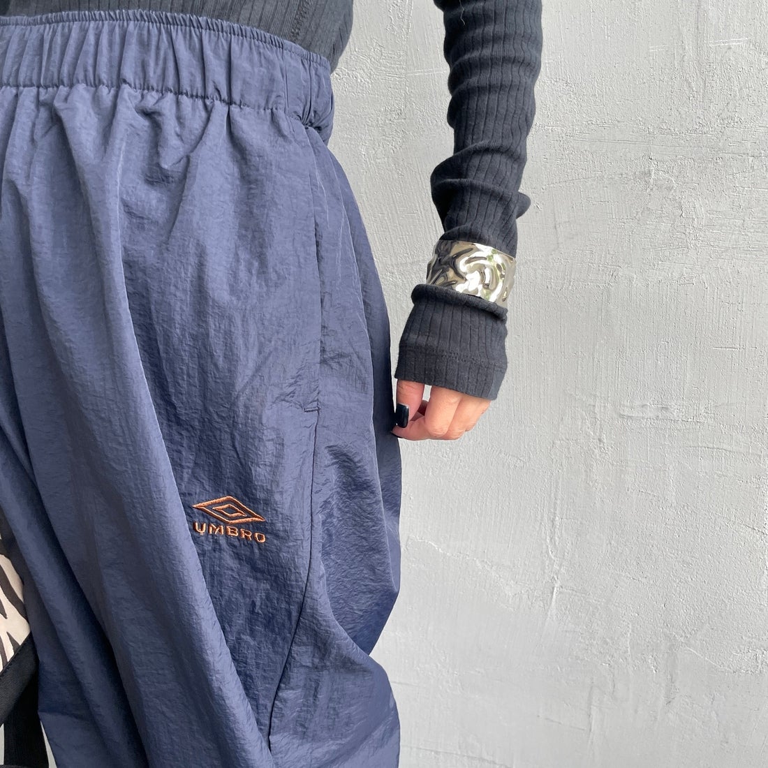 UMBRO [アンブロ] 別注 ナイロントラックパンツ [KBT126-NK-PT1-MS-JF] NAVY &&モデル身長：150cm 着用サイズ：S&&