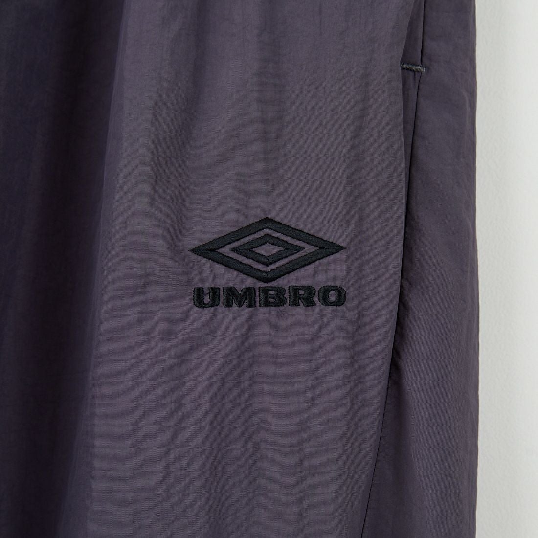 UMBRO [アンブロ] 別注 ナイロントラックパンツ [KBT126-NK-PT1-MS-JF] GRAY