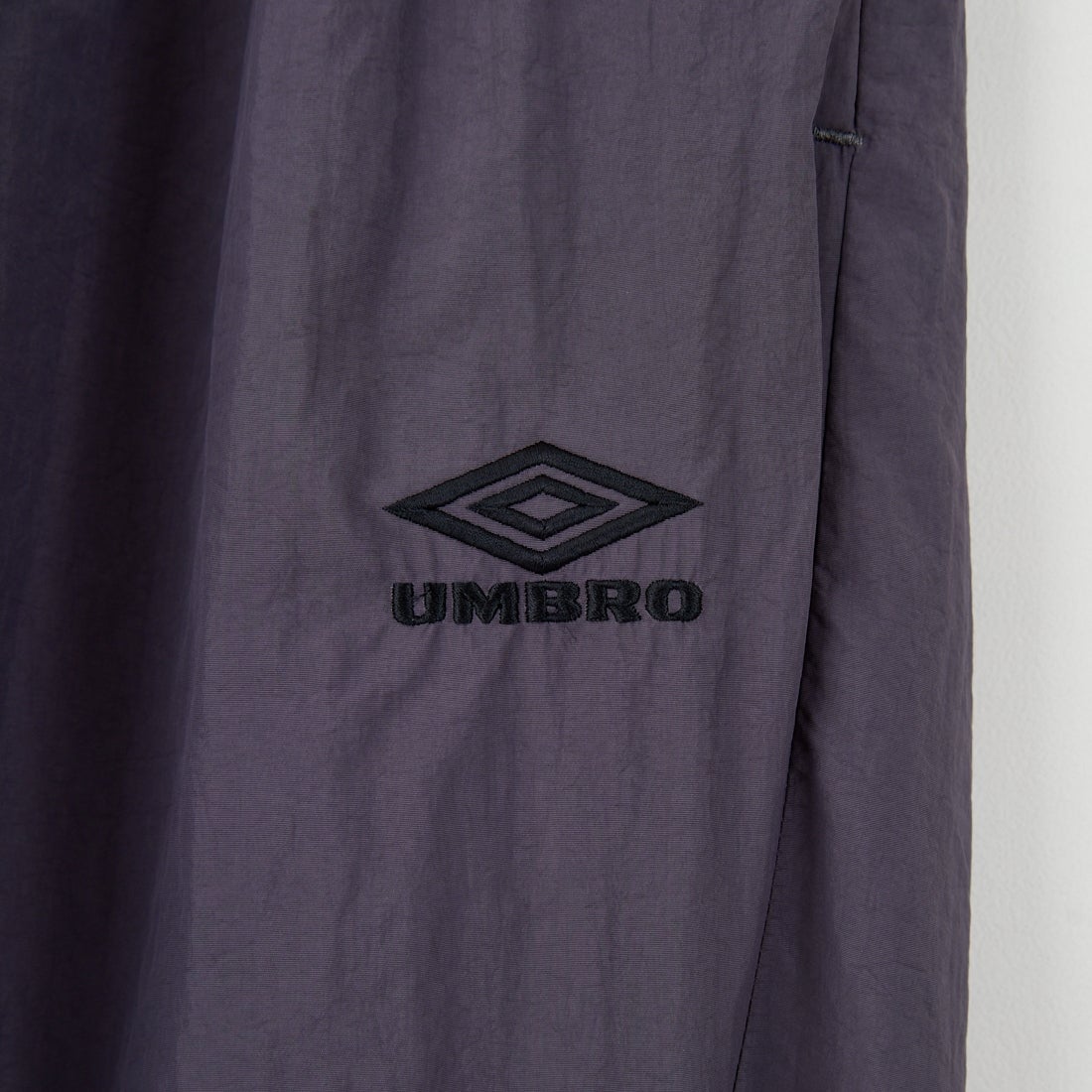 UMBRO [アンブロ] 別注 ナイロントラックパンツ [KBT126-NK-PT1-MS-JF] GRAY