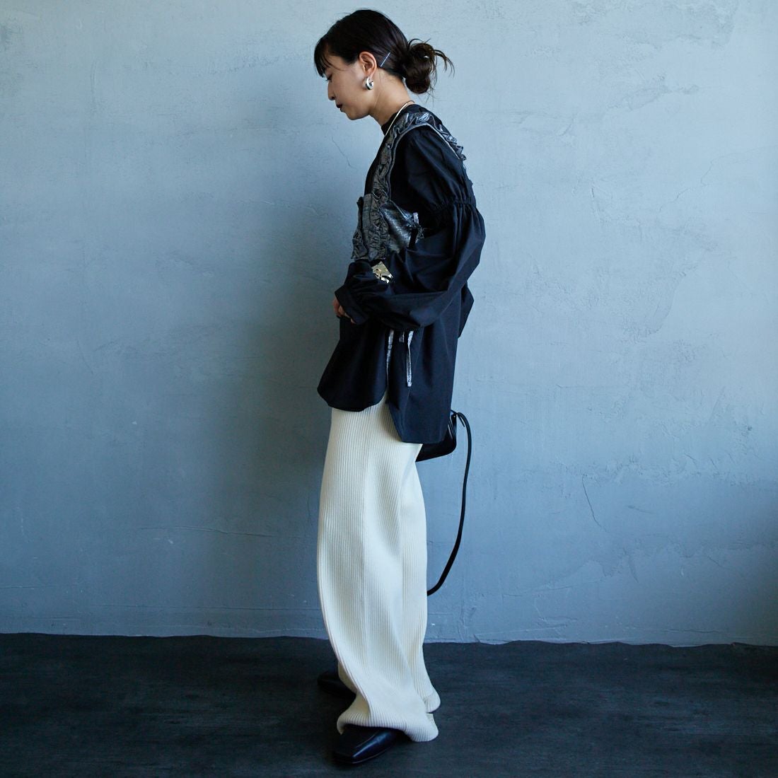 USINE [ユジーヌ] 袖ボリュームチュニックブラウス [IN2-SH-5] BLACK &&モデル身長：150cm 着用サイズ：F&&