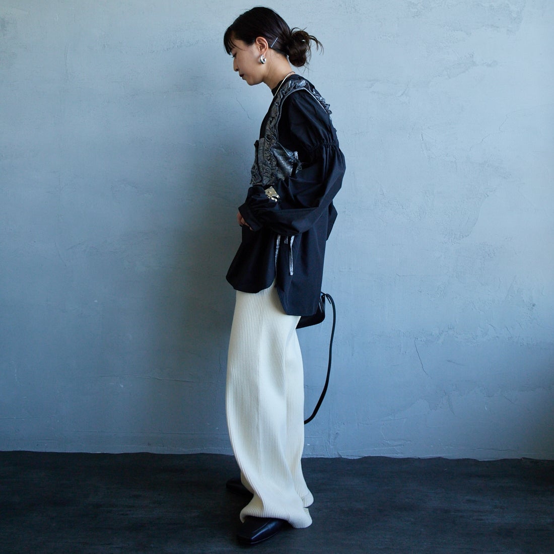 USINE [ユジーヌ] 袖ボリュームチュニックブラウス [IN2-SH-5] BLACK &&モデル身長：150cm 着用サイズ：F&&