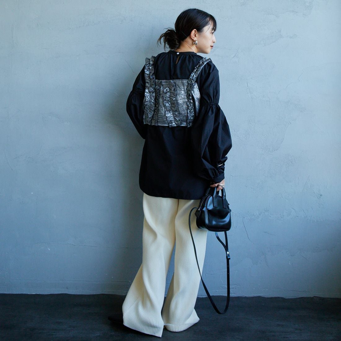 USINE [ユジーヌ] 袖ボリュームチュニックブラウス [IN2-SH-5] BLACK &&モデル身長：150cm 着用サイズ：F&&