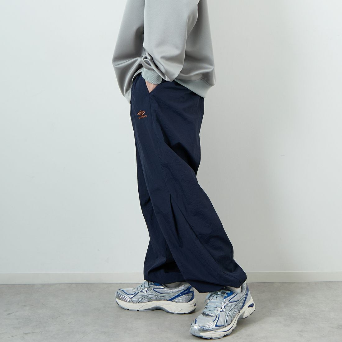 UMBRO [アンブロ] 別注 ナイロントラックパンツ [KBT126-NK-PT1-MS-JF] NAVY &&モデル身長：167cm 着用サイズ：XL&&