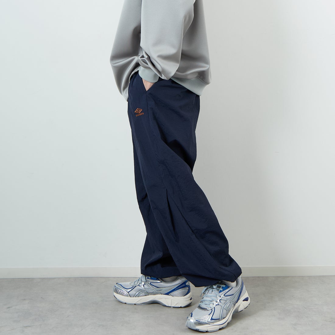 UMBRO [アンブロ] 別注 ナイロントラックパンツ [KBT126-NK-PT1-MS-JF] NAVY &&モデル身長：167cm 着用サイズ：XL&&