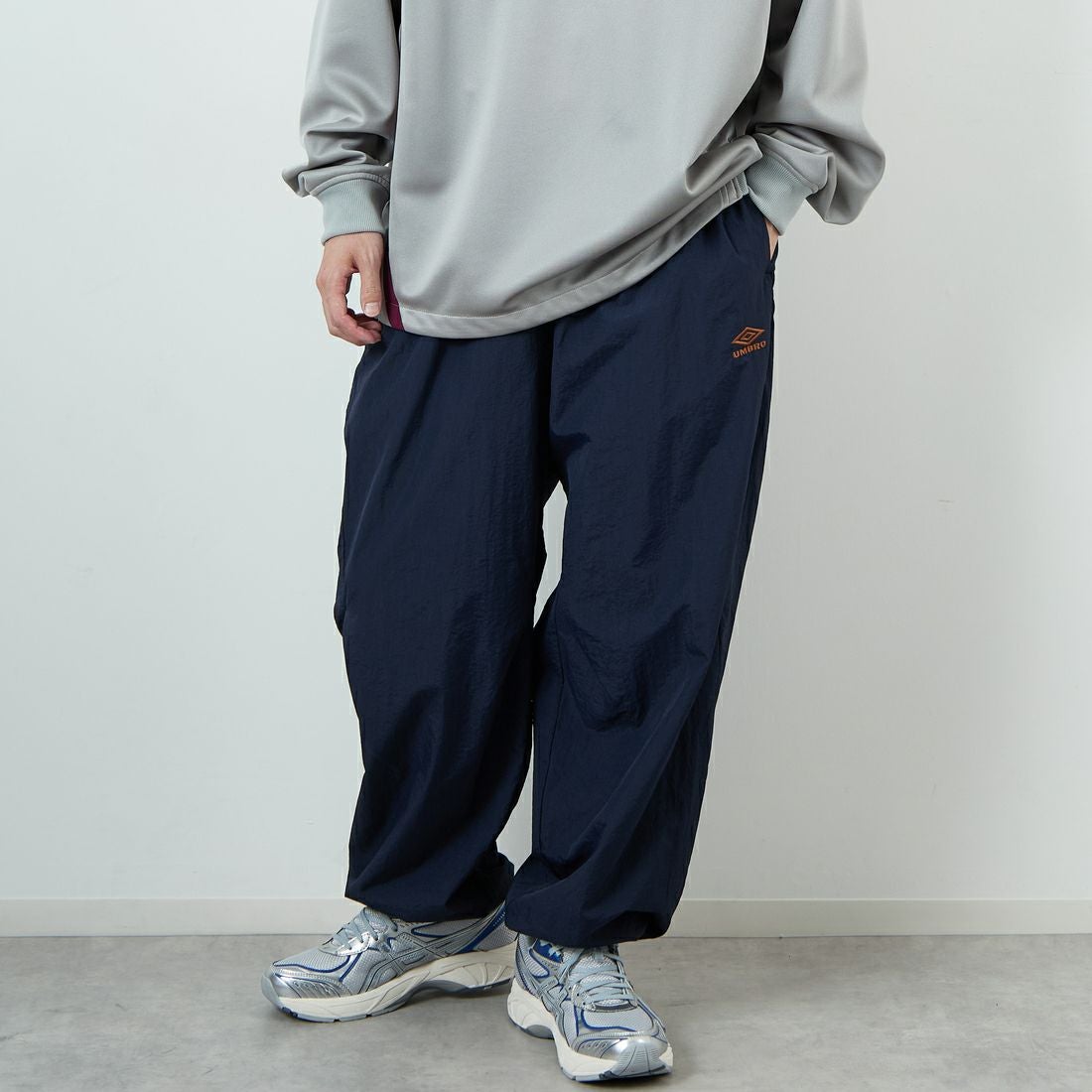 UMBRO [アンブロ] 別注 ナイロントラックパンツ [KBT126-NK-PT1-MS-JF] NAVY &&モデル身長：167cm 着用サイズ：XL&&