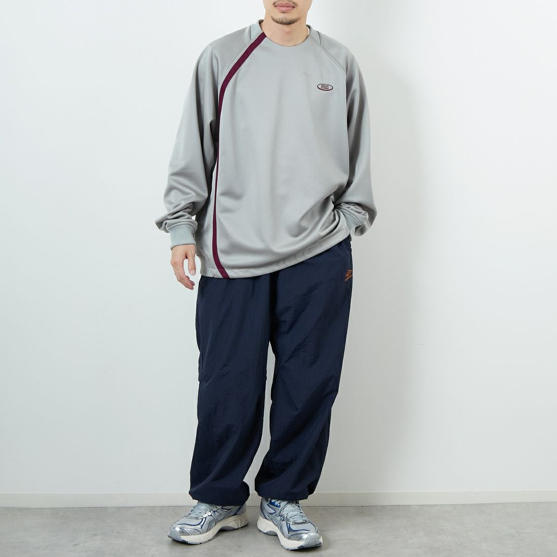 UMBRO [アンブロ] 別注 ナイロントラックパンツ [KBT126-NK-PT1-MS-JF] NAVY &&モデル身長：167cm 着用サイズ：XL&&