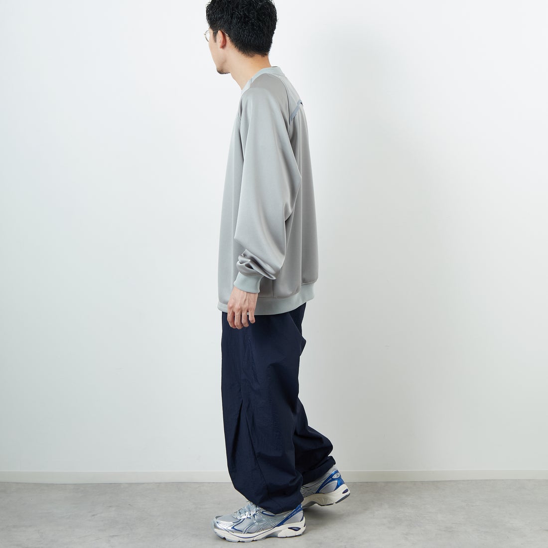 UMBRO [アンブロ] 別注 ナイロントラックパンツ [KBT126-NK-PT1-MS-JF] NAVY &&モデル身長：167cm 着用サイズ：XL&&