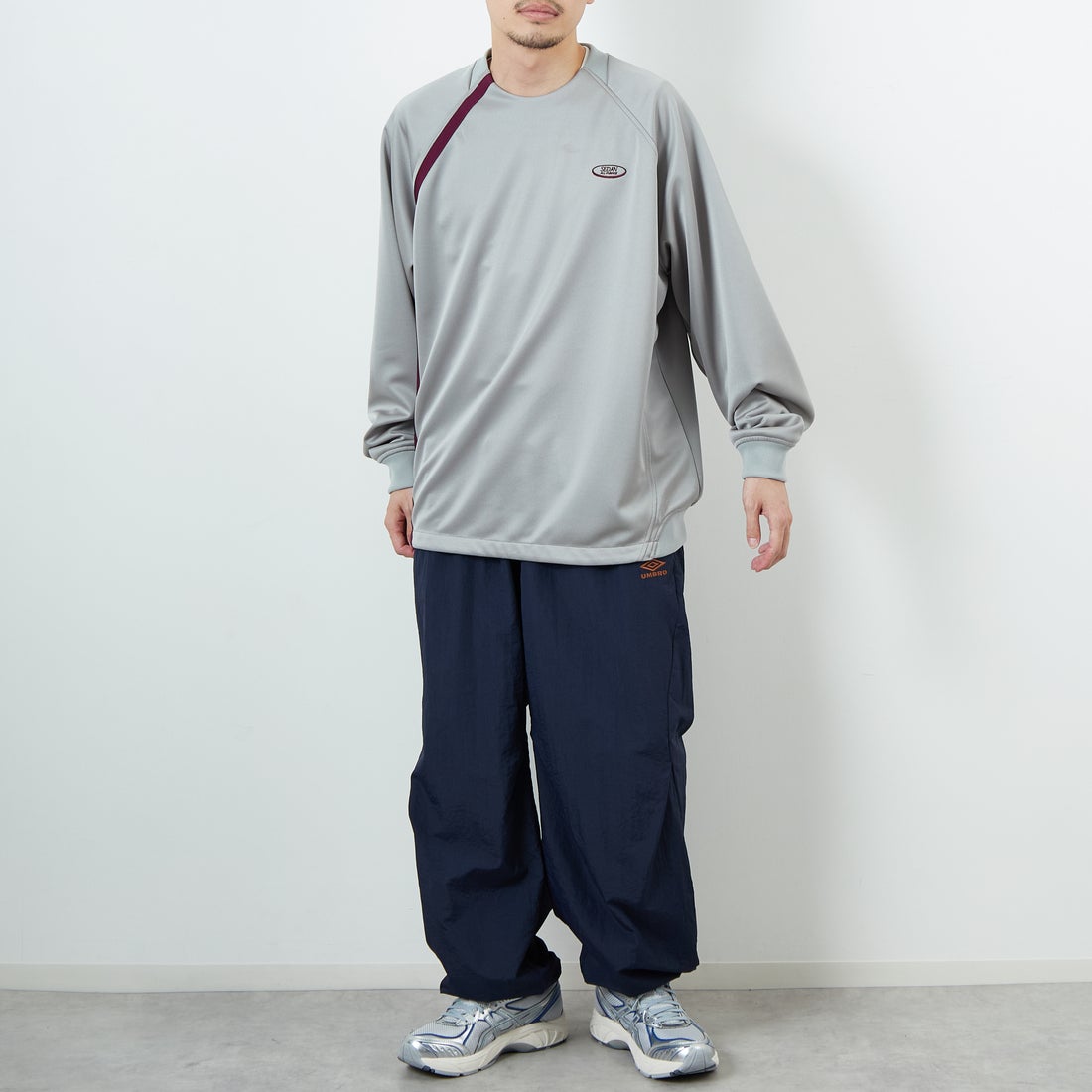 UMBRO [アンブロ] 別注 ナイロントラックパンツ [KBT126-NK-PT1-MS-JF] NAVY &&モデル身長：167cm 着用サイズ：XL&&