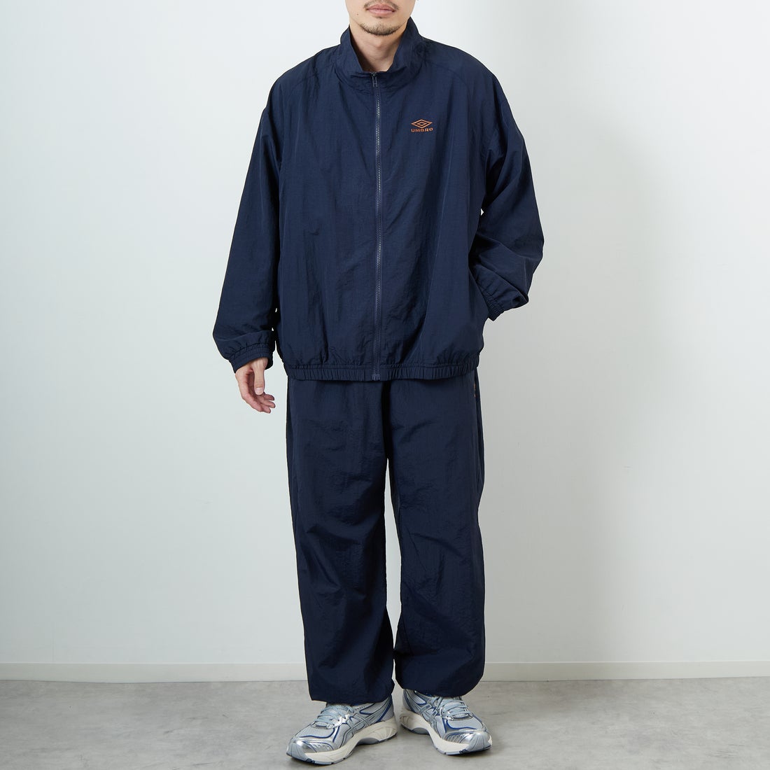UMBRO [アンブロ] 別注 ナイロントラックパンツ [KBT126-NK-PT1-MS-JF] NAVY &&モデル身長：167cm 着用サイズ：XL&&