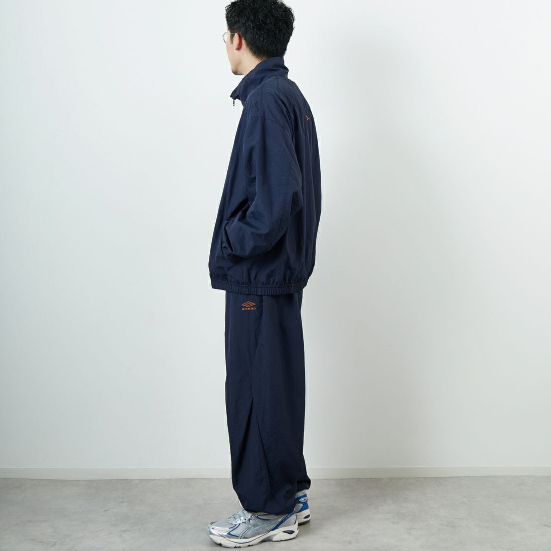 UMBRO [アンブロ] 別注 ナイロントラックパンツ [KBT126-NK-PT1-MS-JF] NAVY &&モデル身長：167cm 着用サイズ：XL&&