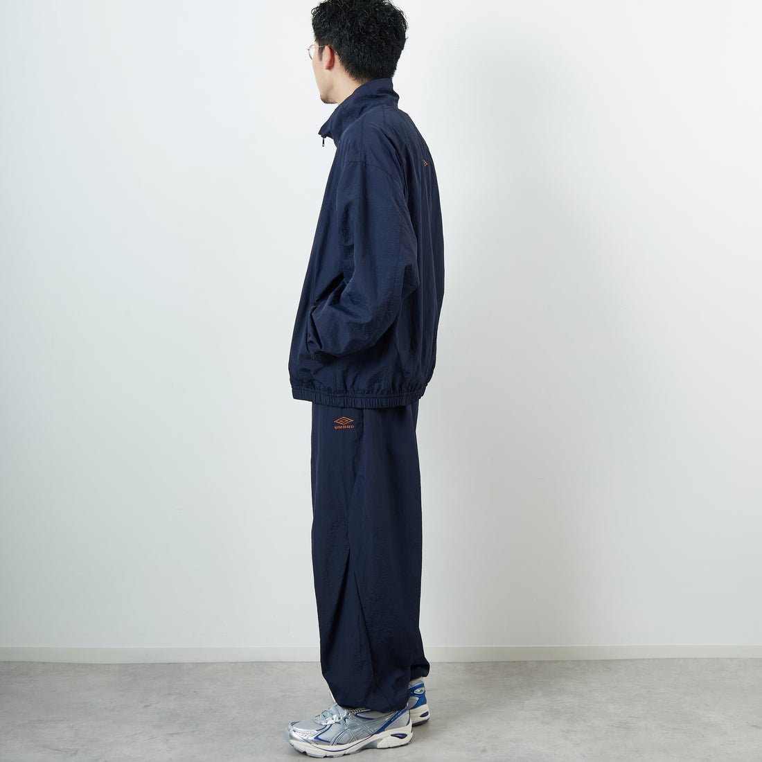 UMBRO [アンブロ] 別注 ナイロントラックパンツ [KBT126-NK-PT1-MS-JF] NAVY &&モデル身長：167cm 着用サイズ：XL&&