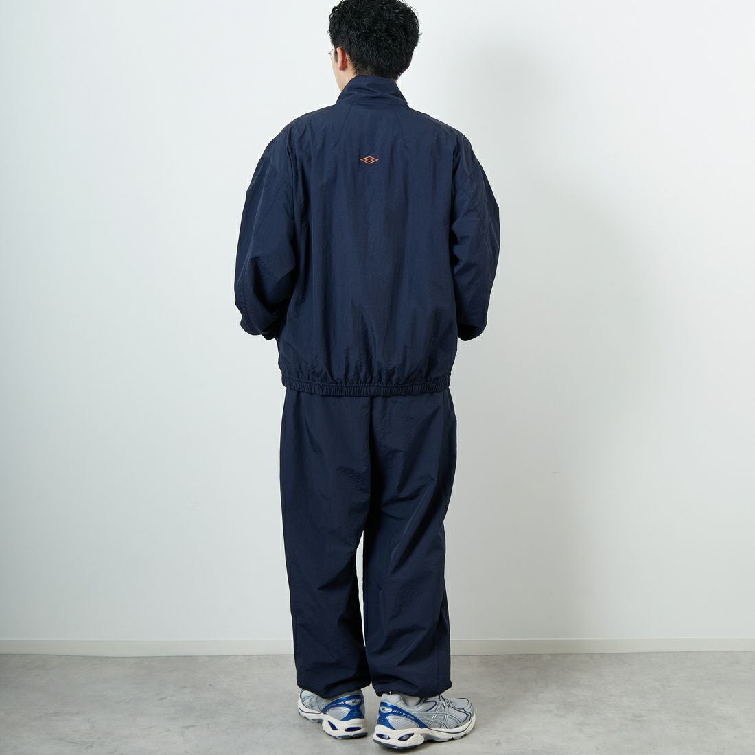 UMBRO [アンブロ] 別注 ナイロントラックパンツ [KBT126-NK-PT1-MS-JF] NAVY &&モデル身長：167cm 着用サイズ：XL&&