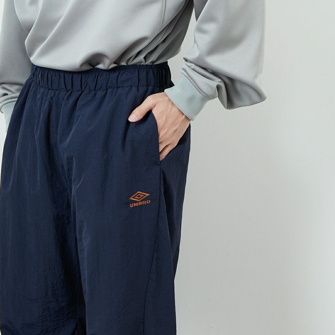 UMBRO [アンブロ] 別注 ナイロントラックパンツ [KBT126-NK-PT1-MS-JF] NAVY &&モデル身長：167cm 着用サイズ：XL&&