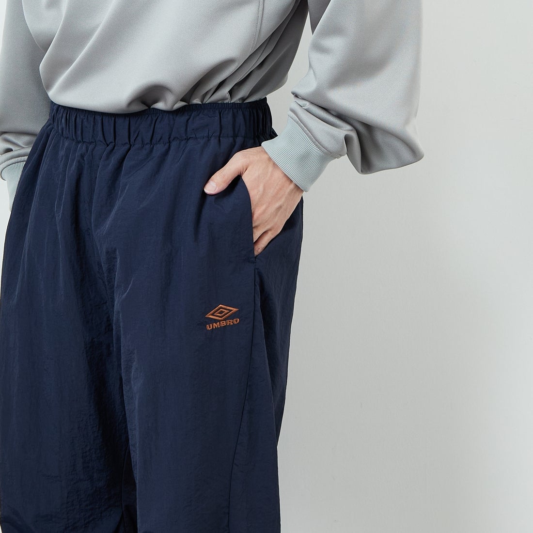 UMBRO [アンブロ] 別注 ナイロントラックパンツ [KBT126-NK-PT1-MS-JF] NAVY &&モデル身長：167cm 着用サイズ：XL&&