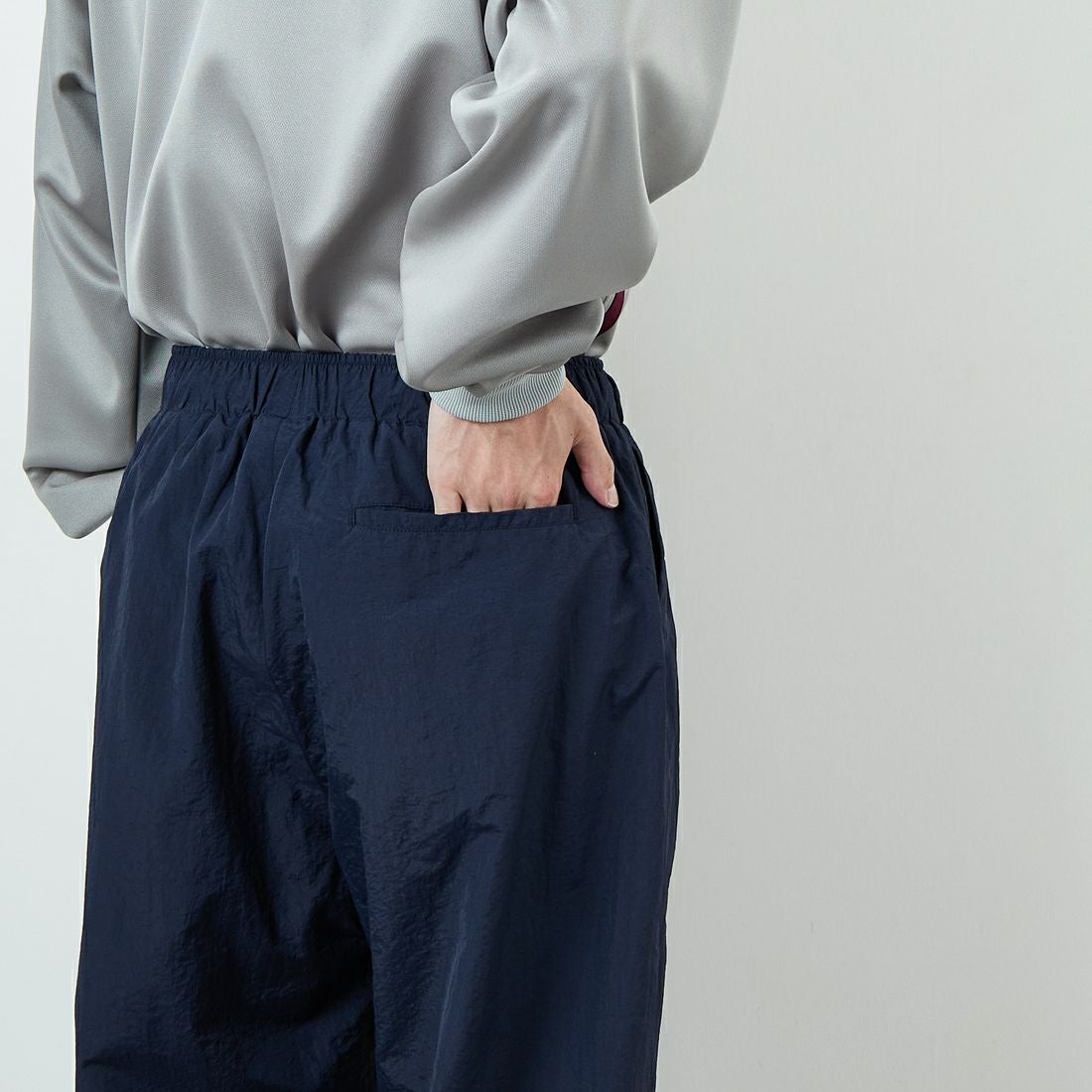 UMBRO [アンブロ] 別注 ナイロントラックパンツ [KBT126-NK-PT1-MS-JF] NAVY &&モデル身長：167cm 着用サイズ：XL&&