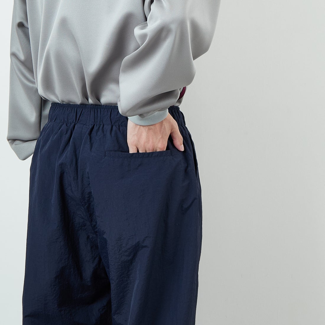 UMBRO [アンブロ] 別注 ナイロントラックパンツ [KBT126-NK-PT1-MS-JF] NAVY &&モデル身長：167cm 着用サイズ：XL&&