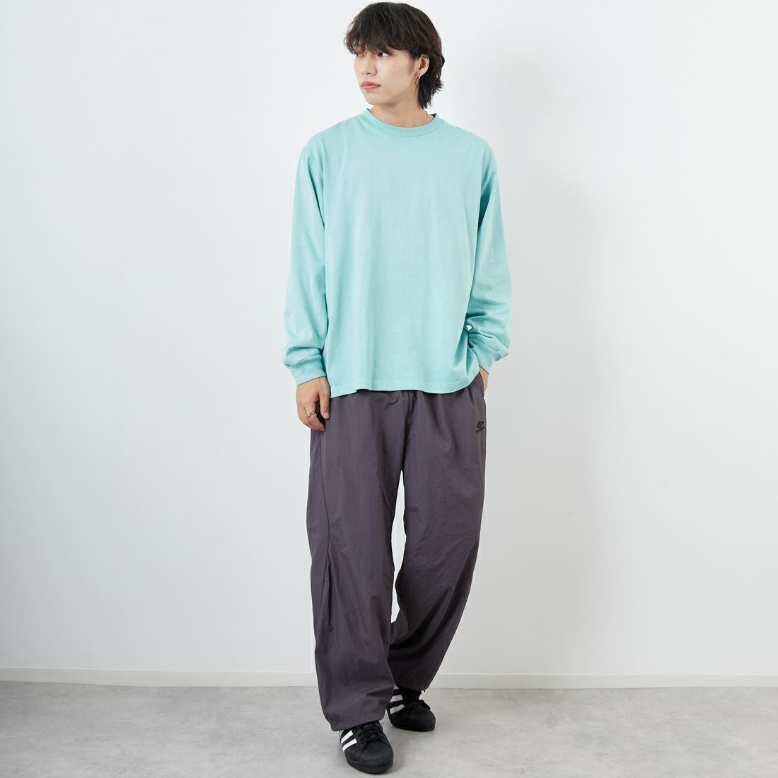 UMBRO [アンブロ] 別注 ナイロントラックパンツ [KBT126-NK-PT1-MS-JF] GRAY &&モデル身長：179cm 着用サイズ：L&&