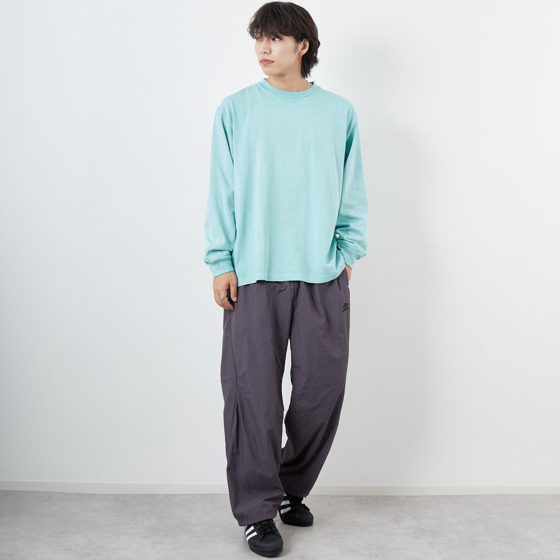 UMBRO [アンブロ] 別注 ナイロントラックパンツ [KBT126-NK-PT1-MS-JF] GRAY &&モデル身長：179cm 着用サイズ：L&&