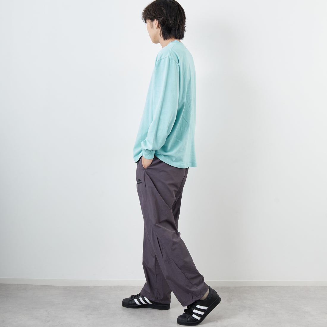UMBRO [アンブロ] 別注 ナイロントラックパンツ [KBT126-NK-PT1-MS-JF] GRAY &&モデル身長：179cm 着用サイズ：L&&