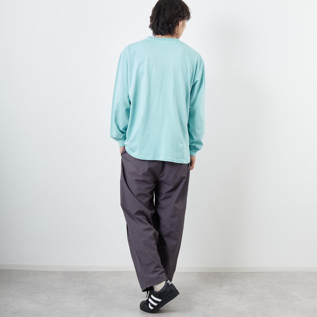 UMBRO [アンブロ] 別注 ナイロントラックパンツ [KBT126-NK-PT1-MS-JF] GRAY &&モデル身長：179cm 着用サイズ：L&&