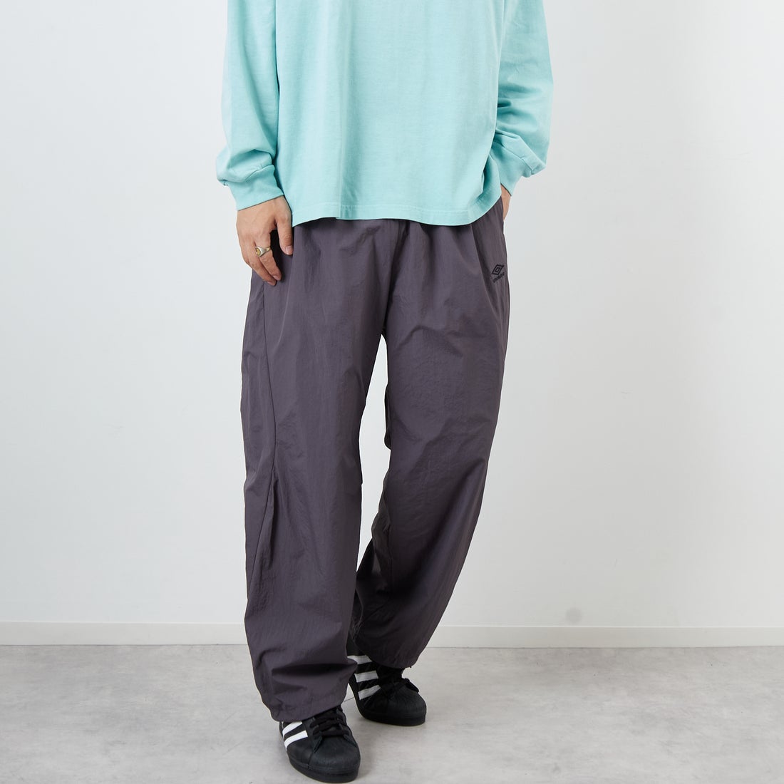 UMBRO [アンブロ] 別注 ナイロントラックパンツ [KBT126-NK-PT1-MS-JF] GRAY &&モデル身長：179cm 着用サイズ：L&&