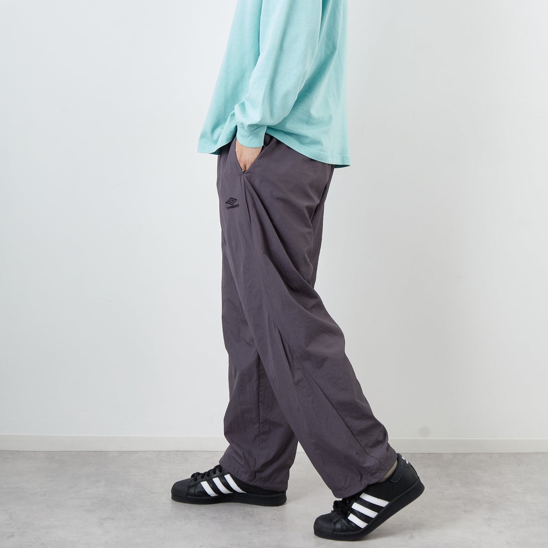 UMBRO [アンブロ] 別注 ナイロントラックパンツ [KBT126-NK-PT1-MS-JF] GRAY &&モデル身長：179cm 着用サイズ：L&&