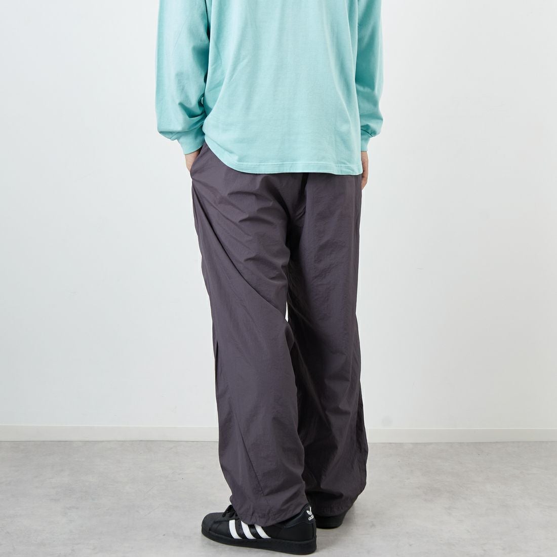 UMBRO [アンブロ] 別注 ナイロントラックパンツ [KBT126-NK-PT1-MS-JF] GRAY &&モデル身長：179cm 着用サイズ：L&&