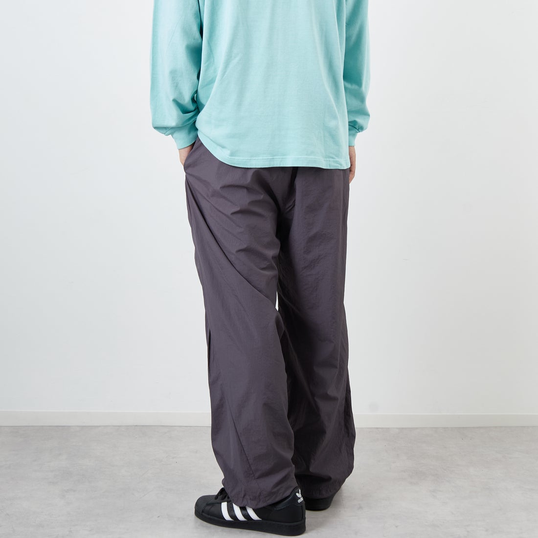 UMBRO [アンブロ] 別注 ナイロントラックパンツ [KBT126-NK-PT1-MS-JF] GRAY &&モデル身長：179cm 着用サイズ：L&&