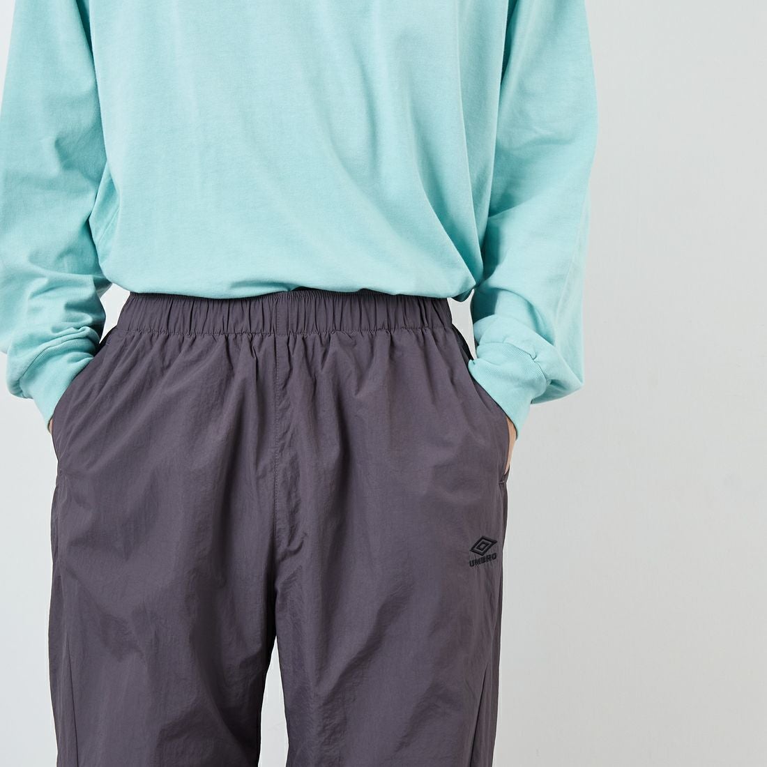 UMBRO [アンブロ] 別注 ナイロントラックパンツ [KBT126-NK-PT1-MS-JF] GRAY &&モデル身長：179cm 着用サイズ：L&&