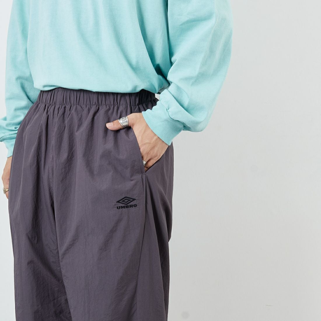 UMBRO [アンブロ] 別注 ナイロントラックパンツ [KBT126-NK-PT1-MS-JF] GRAY &&モデル身長：179cm 着用サイズ：L&&