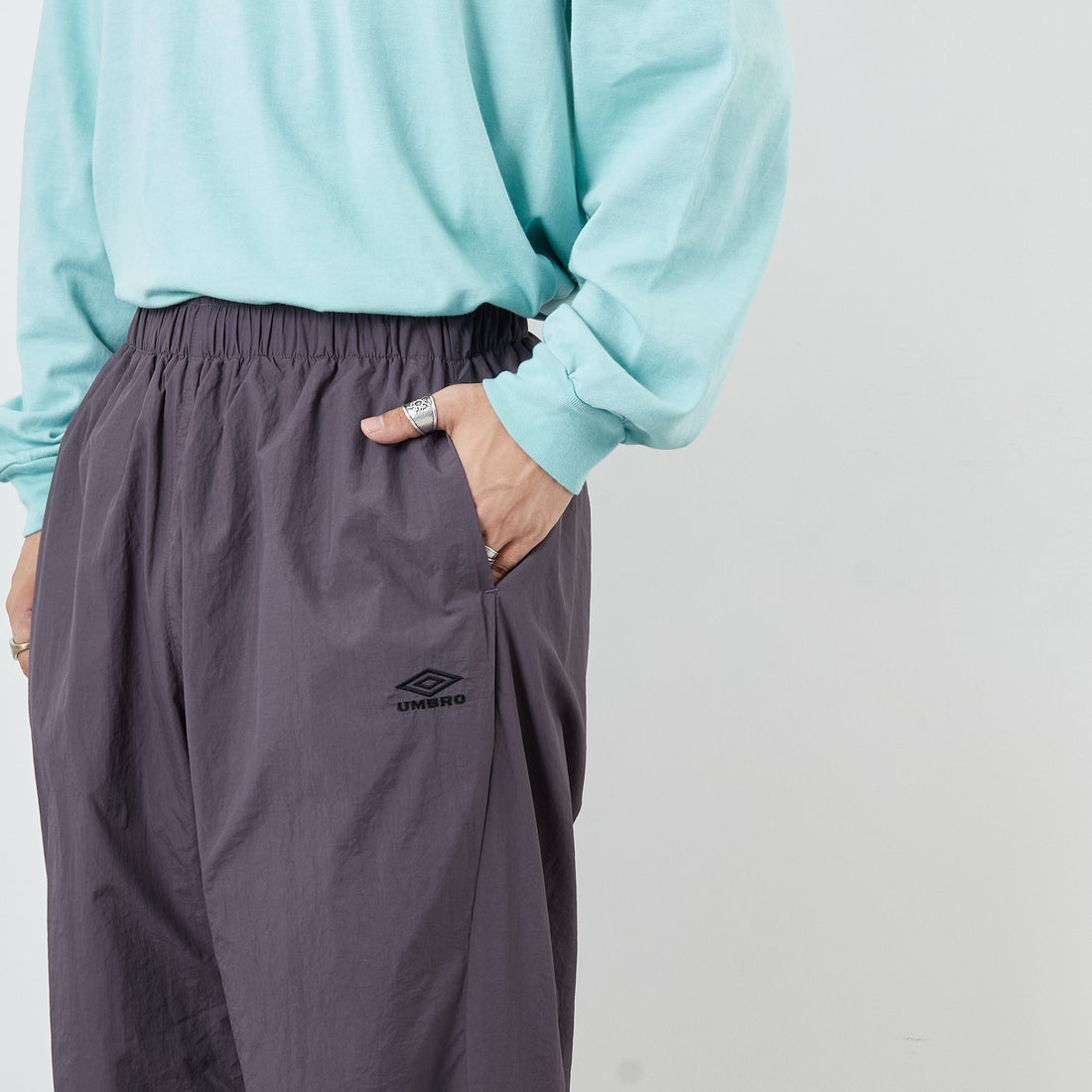 UMBRO [アンブロ] 別注 ナイロントラックパンツ [KBT126-NK-PT1-MS-JF] GRAY &&モデル身長：179cm 着用サイズ：L&&