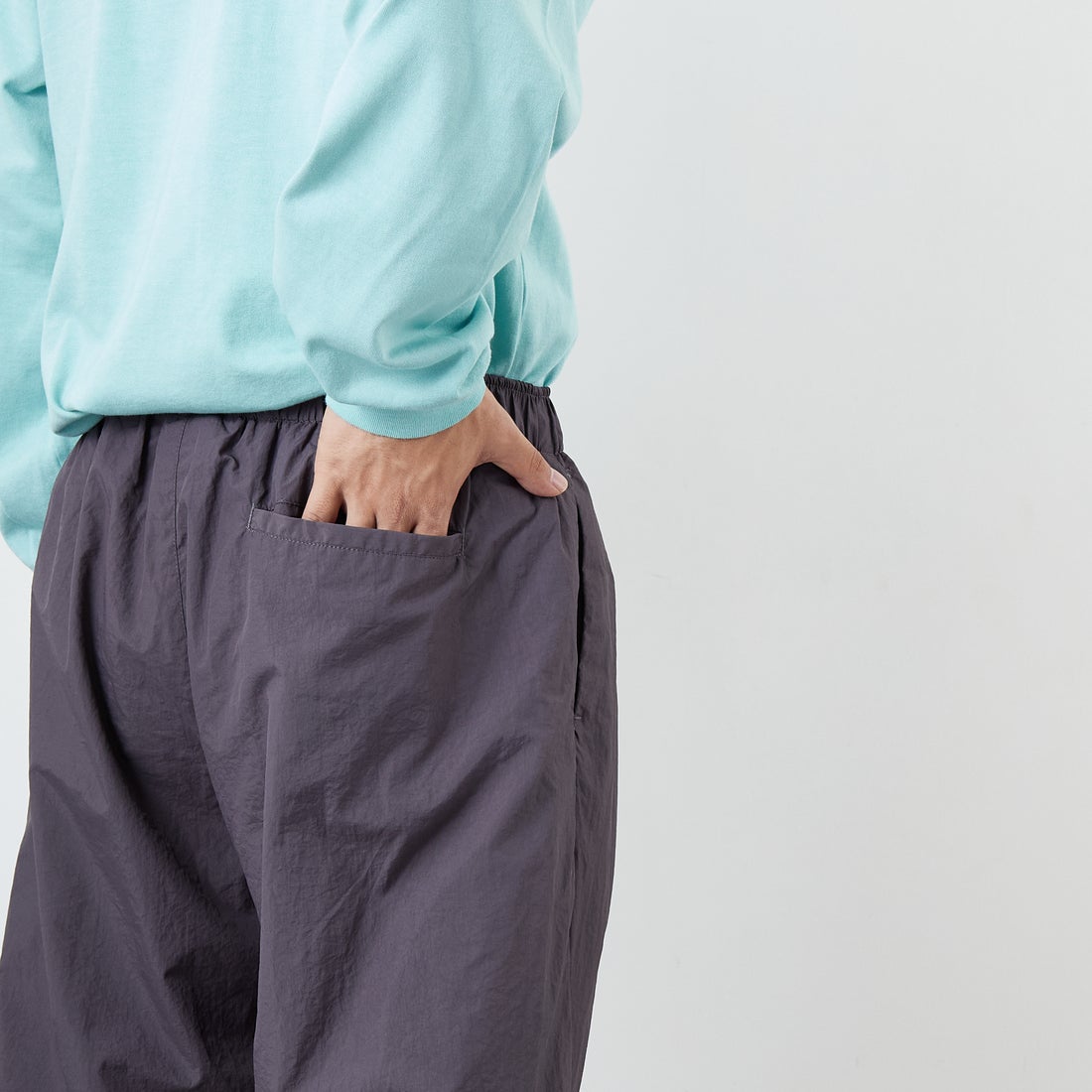 UMBRO [アンブロ] 別注 ナイロントラックパンツ [KBT126-NK-PT1-MS-JF] GRAY &&モデル身長：179cm 着用サイズ：L&&