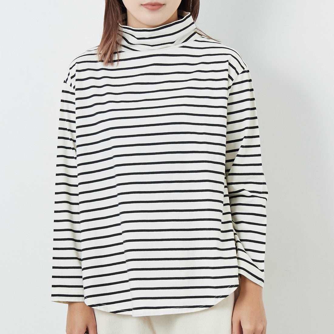 tumugu: [ツムグ] 裾ラウンドハイネックロングボーダーTシャツ [TC22301-BA] 9L BORDER &&モデル身長：167cm 着用サイズ：F&&