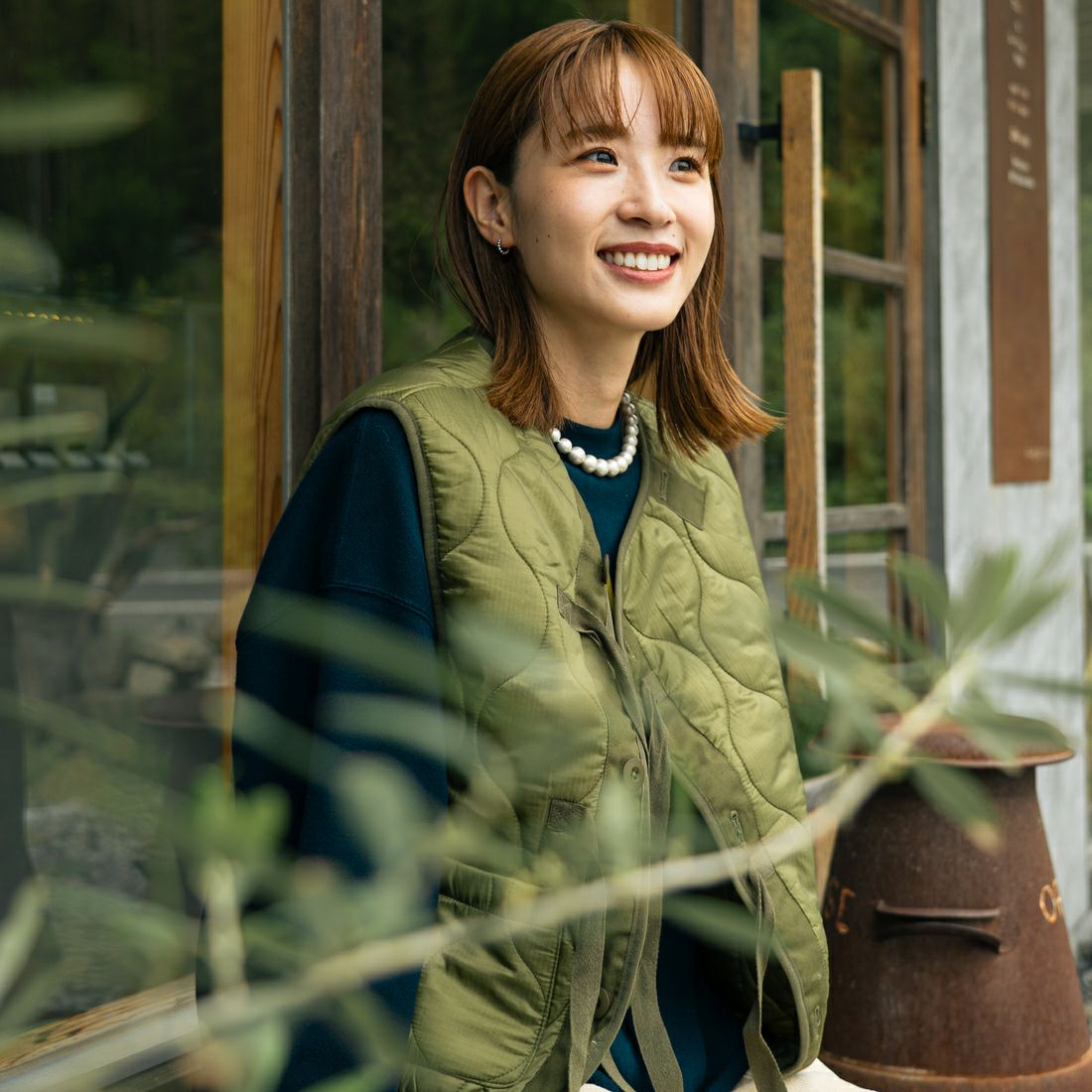 MILITARY [ミリタリー] 別注 フロントリボンキルティングベスト [T-24789000-JF] KHAKI &&モデル身長：167cm 着用サイズ：S&&