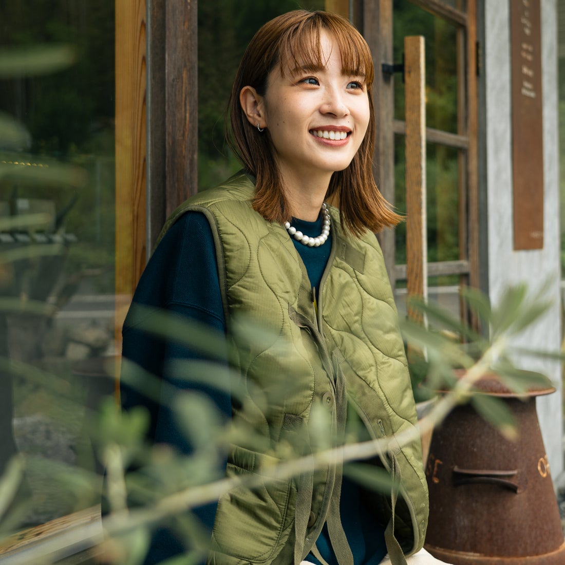 MILITARY [ミリタリー] 別注 フロントリボンキルティングベスト [T-24789000-JF] 31 KHAKI &&モデル身長：167cm 着用サイズ：S&&
