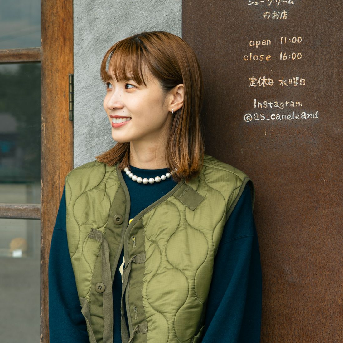 MILITARY [ミリタリー] 別注 フロントリボンキルティングベスト [T-24789000-JF] KHAKI &&モデル身長：167cm 着用サイズ：S&&