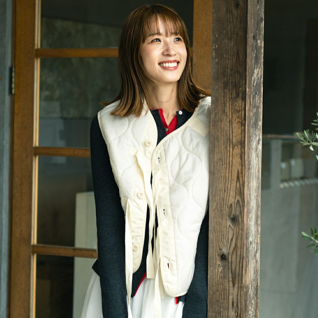 MILITARY [ミリタリー] 別注 フロントリボンキルティングベスト [T-24789000-JF] IVORY &&モデル身長：167cm 着用サイズ：S&&