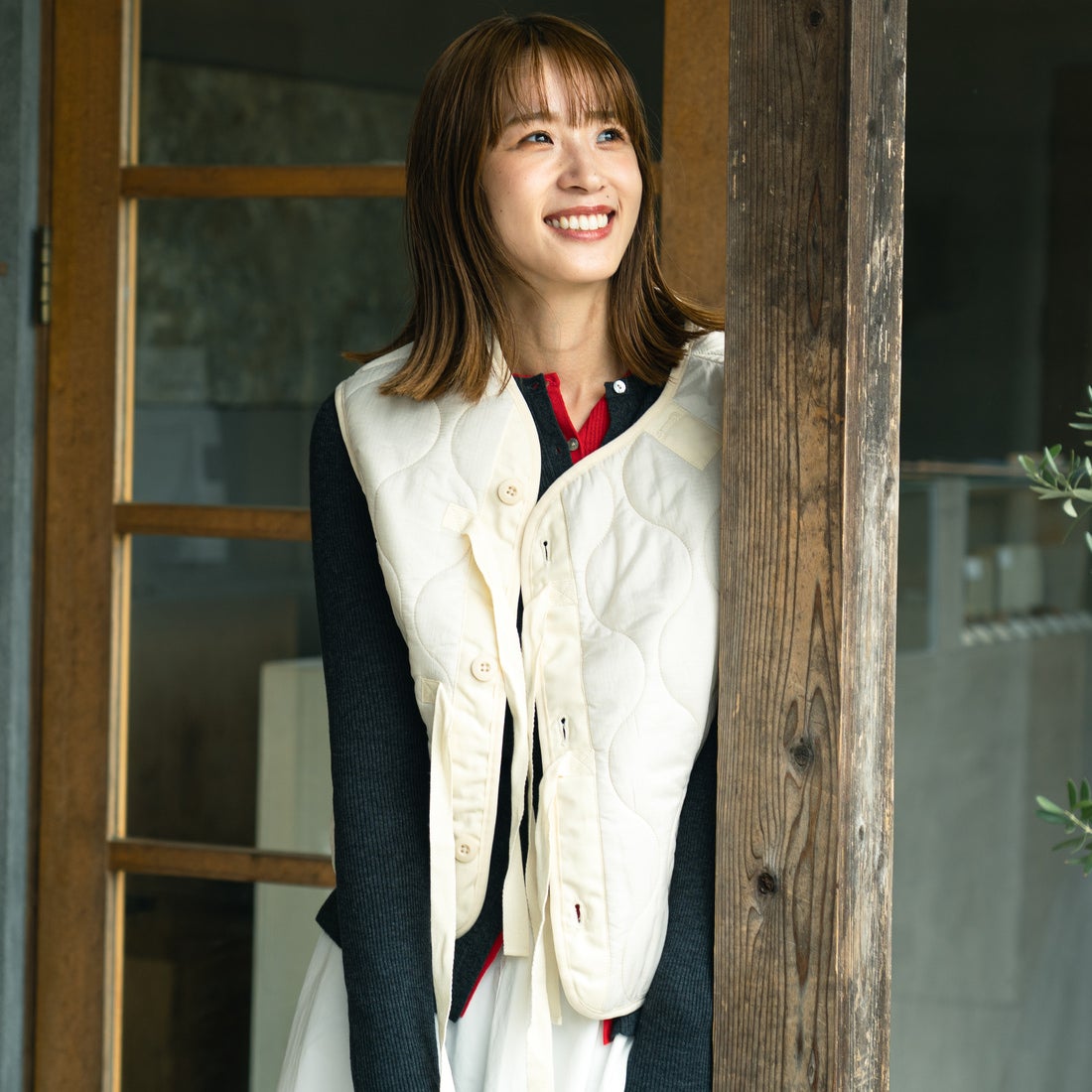 MILITARY [ミリタリー] 別注 フロントリボンキルティングベスト [T-24789000-JF] 05 IVORY &&モデル身長：167cm 着用サイズ：S&&