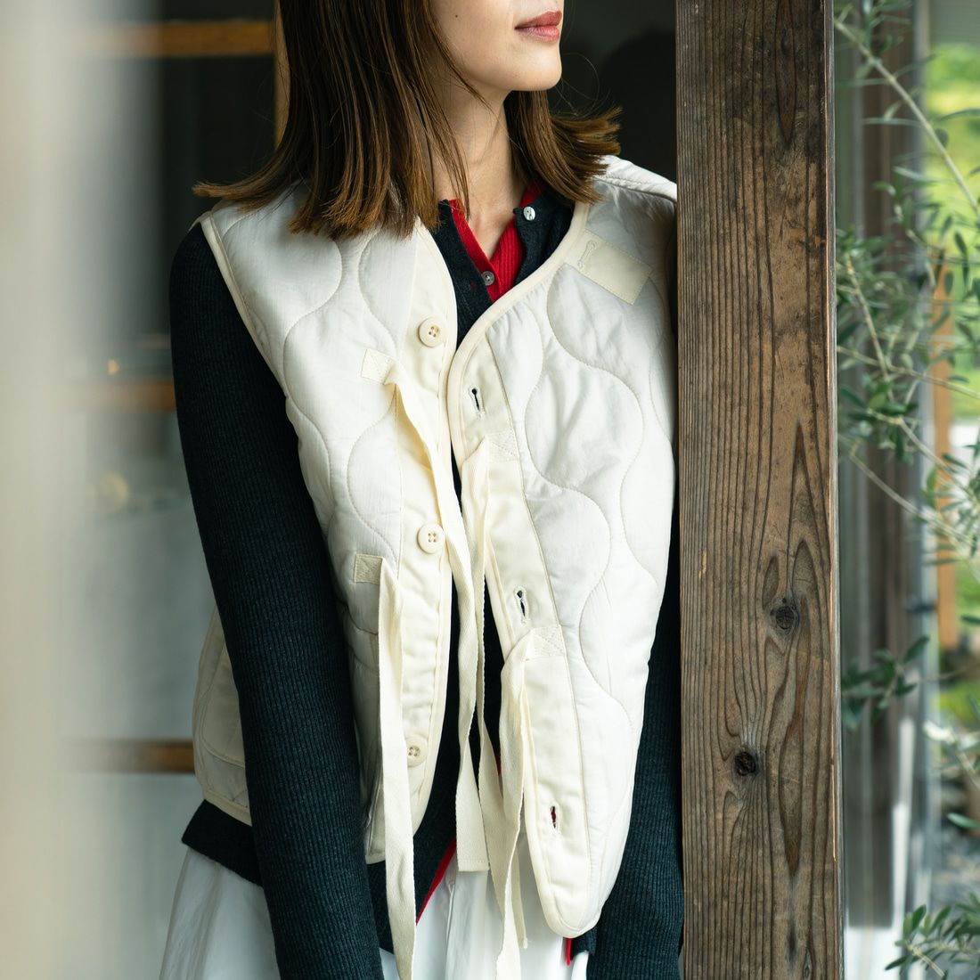 MILITARY [ミリタリー] 別注 フロントリボンキルティングベスト [T-24789000-JF] IVORY &&モデル身長：167cm 着用サイズ：S&&