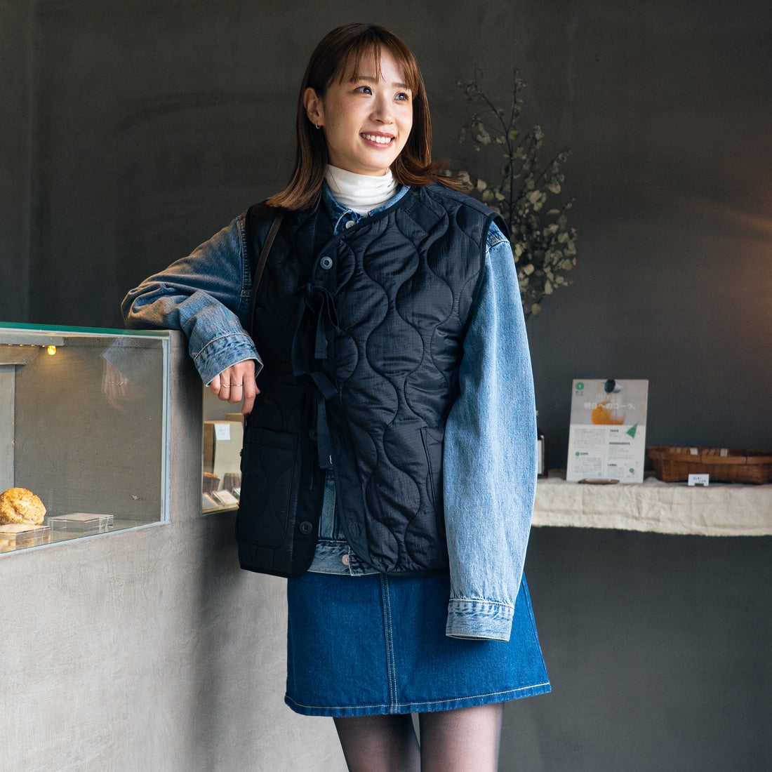 MILITARY [ミリタリー] 別注 フロントリボンキルティングベスト [T-24789000-JF] 01 BLACK &&モデル身長：167cm 着用サイズ：M&&