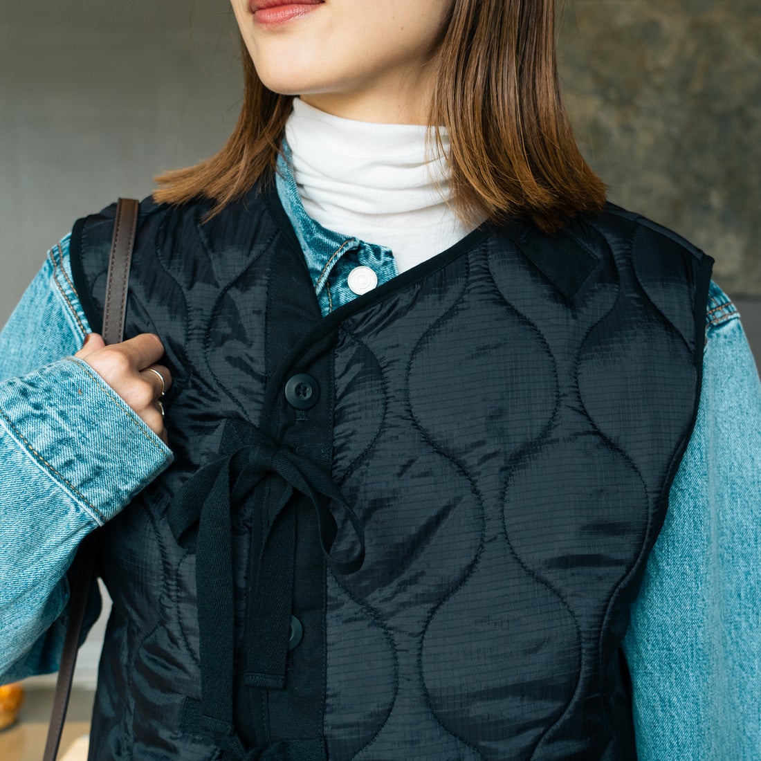 MILITARY [ミリタリー] 別注 フロントリボンキルティングベスト [T-24789000-JF] 01 BLACK &&モデル身長：167cm 着用サイズ：M&&