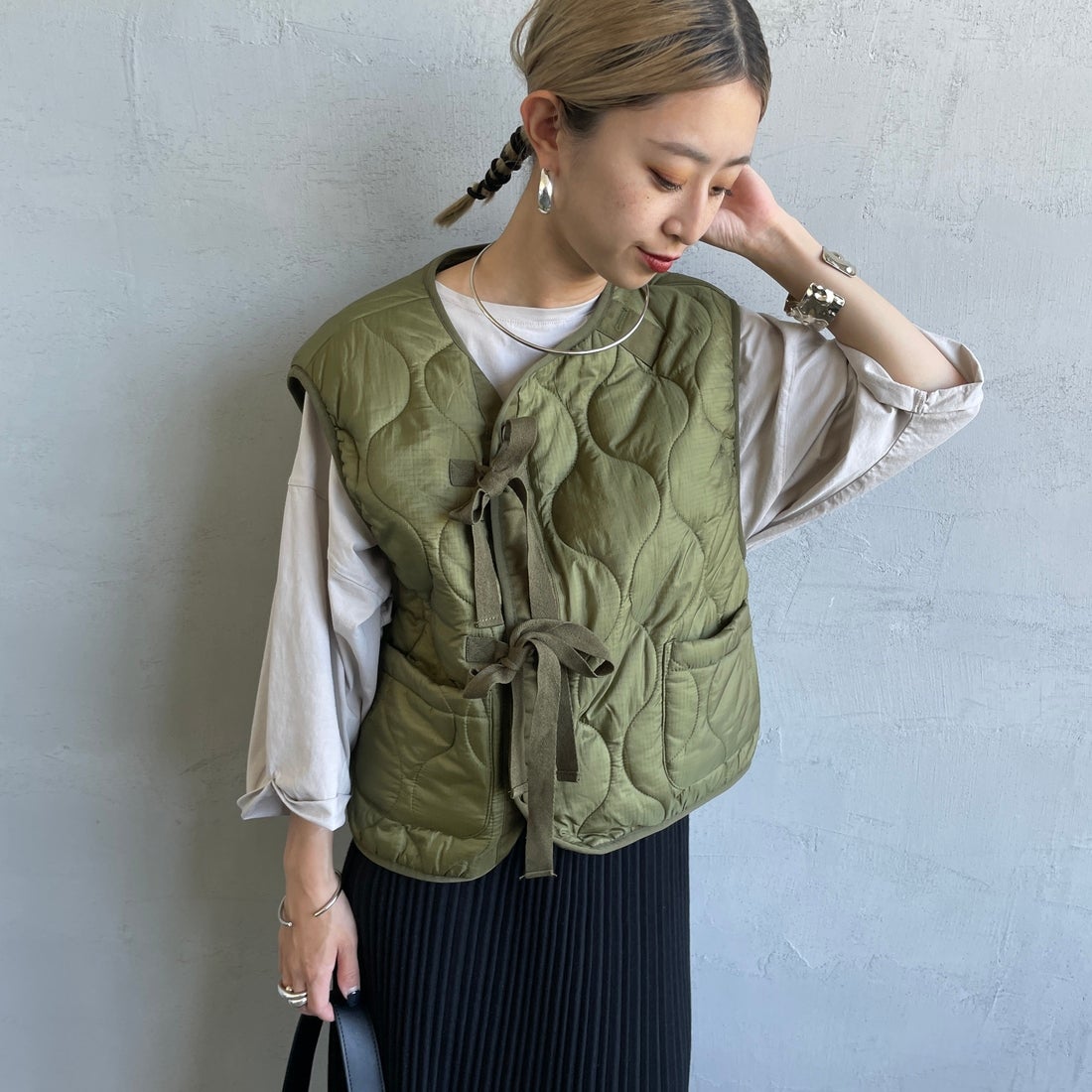 MILITARY [ミリタリー] 別注 フロントリボンキルティングベスト [T-24789000-JF] 31 KHAKI &&モデル身長：150cm 着用サイズ：S&&