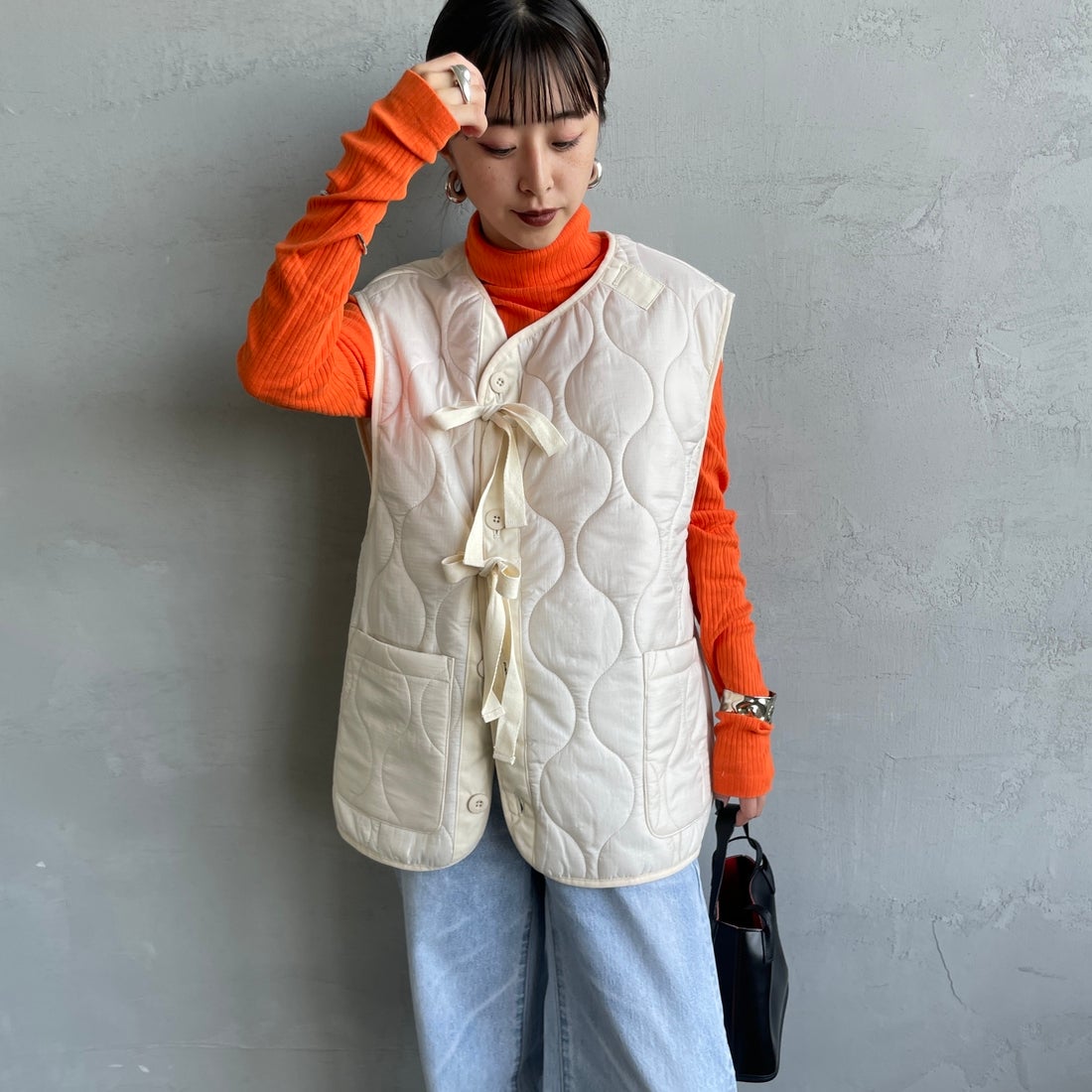 MILITARY [ミリタリー] 別注 フロントリボンキルティングベスト [T-24789000-JF] 05 IVORY &&モデル身長：150cm 着用サイズ：S&&
