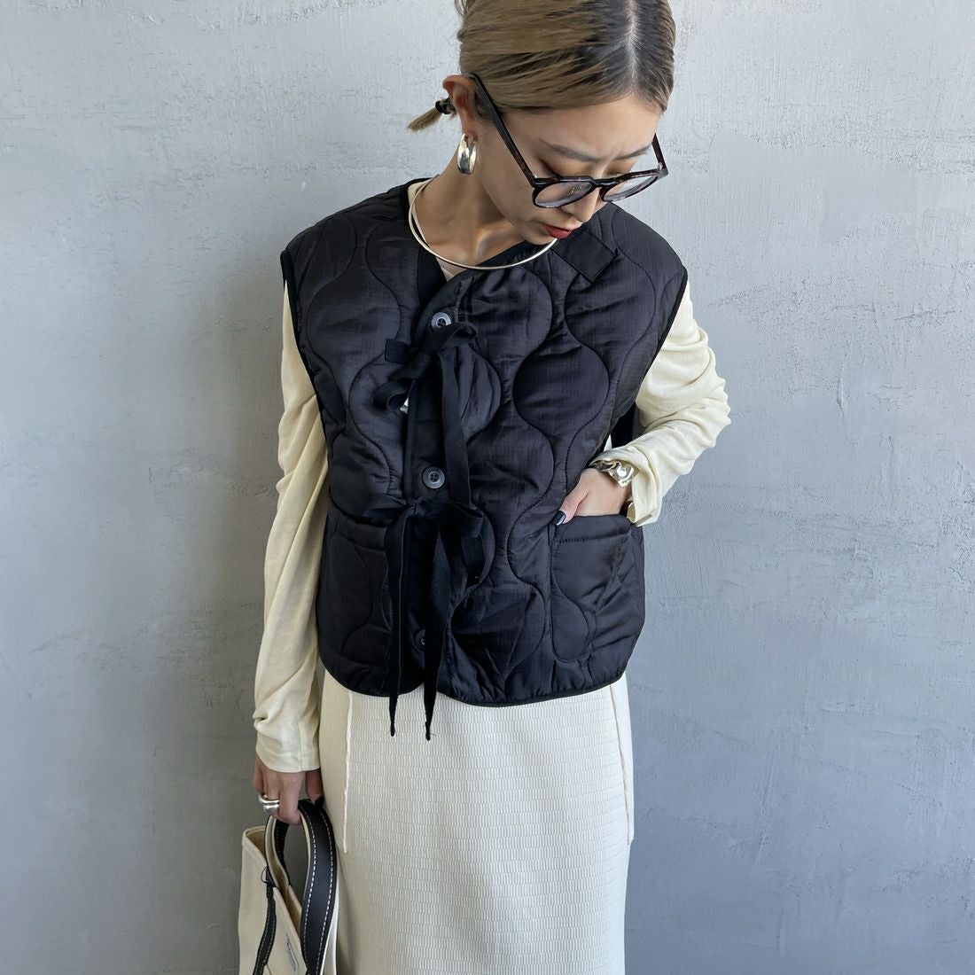 MILITARY [ミリタリー] 別注 フロントリボンキルティングベスト [T-24789000-JF] BLACK &&モデル身長：150cm 着用サイズ：S&&