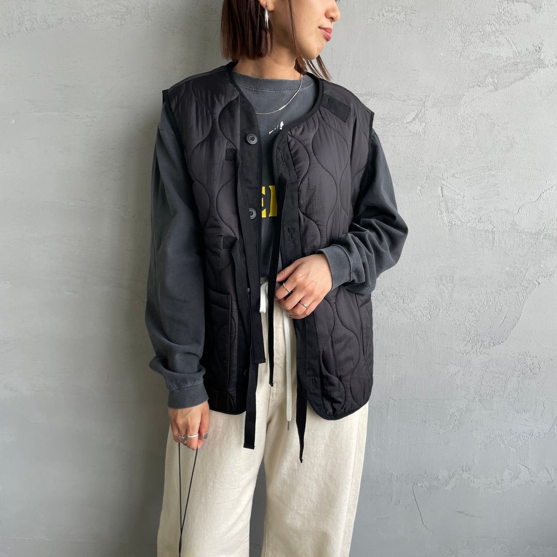MILITARY [ミリタリー] 別注 フロントリボンキルティングベスト [T-24789000-JF] 01 BLACK &&モデル身長：159cm 着用サイズ：M&&